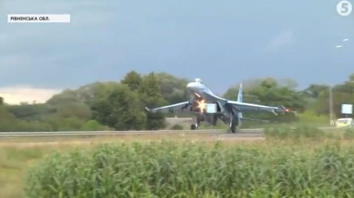 Ukrainian Su-27 knocked down a road sign during a highway landing exercise